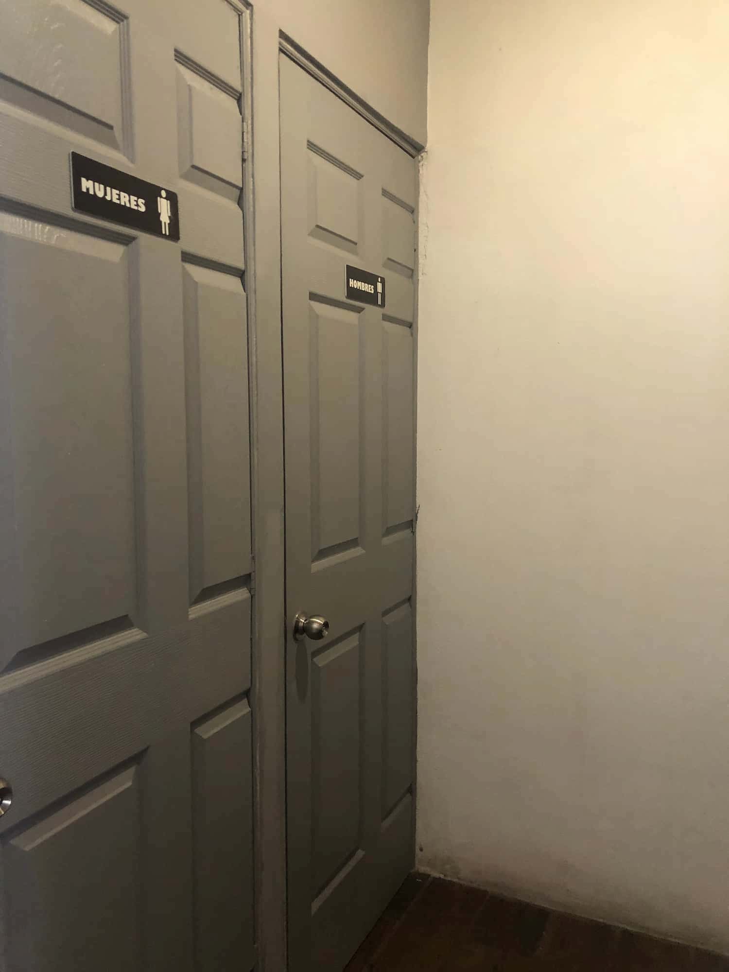 TBoncito 2do piso puertas de baños de hombres y mujeres