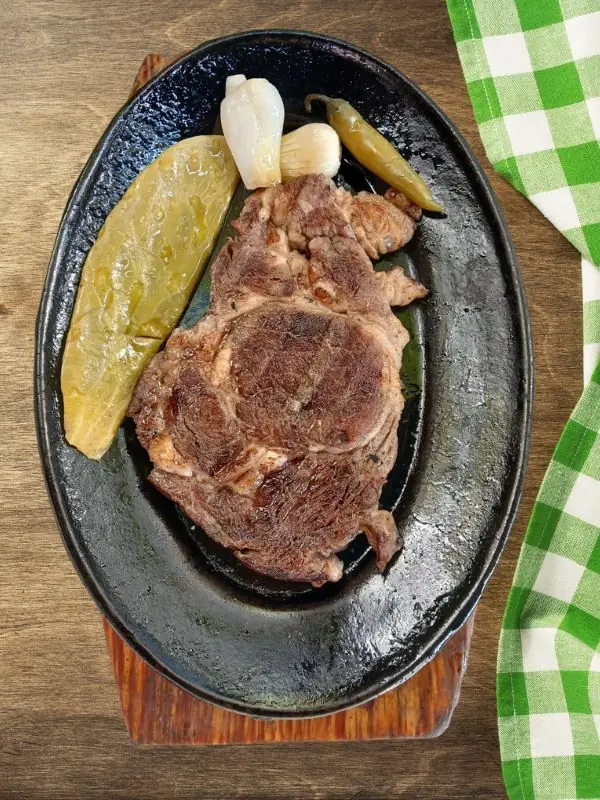 Corte de Ribeye Premium asado a la parrilla, tradición de Monterrey, servido en el restaurante TBoncito en Tlalpan, CDMX.