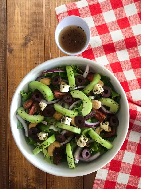 Ensalada fresca de la casa con vegetales de temporada, el acompañamiento ideal para la carne asada en TBoncito, Tlalpan CDMX.