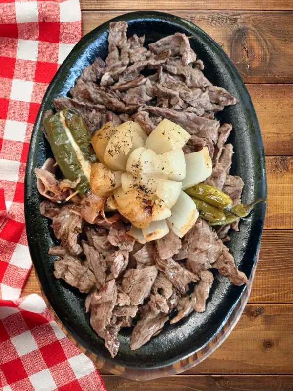Parrillada de arrachera premium asada al carbón, estilo Monterrey, servida en el restaurante TBoncito, Tlalpan CDMX.