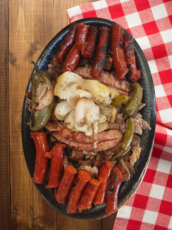 Parrillada premium con Ribeye, arrachera, aguja norteña, chorizo argentino y chistorra en TBoncito, Tlalpan CDMX.