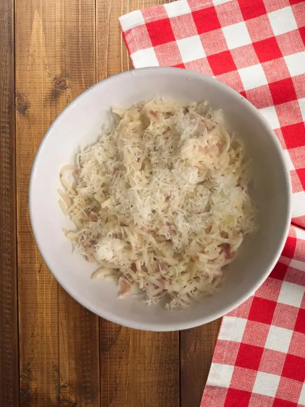 Pasta Carbonara cremosa preparada al momento, guarnición premium en el restaurante TBoncito, Tlalpan CDMX.