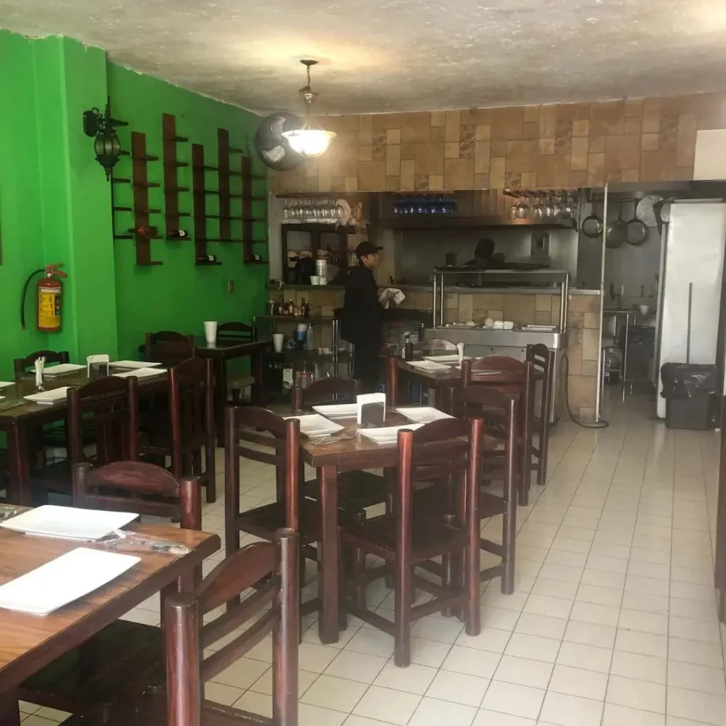 Área de mesas en el primer piso del restaurante TBoncito, ambiente parrillero con carne de Monterrey en Tlalpan.