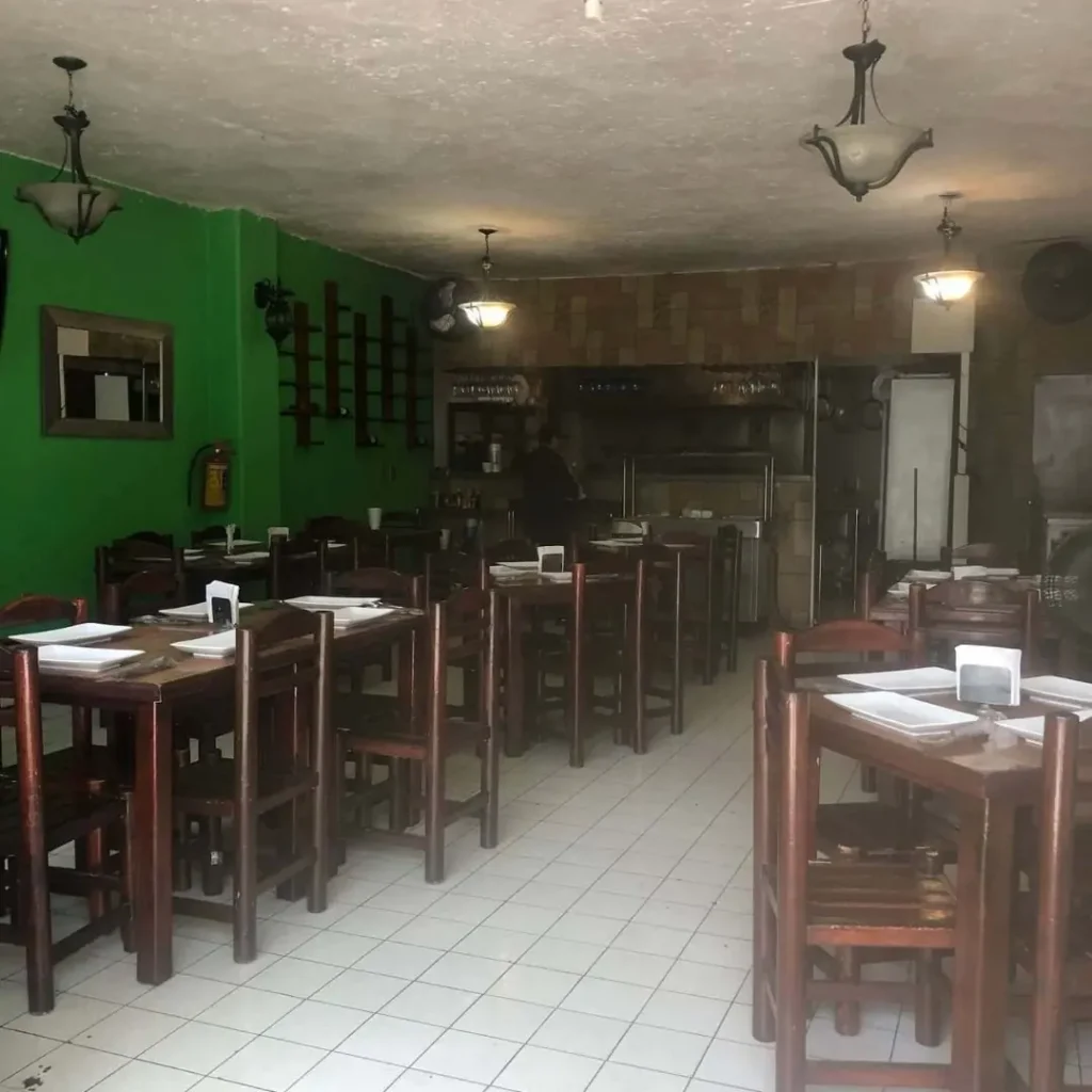 Entrada principal y área de mesas del restaurante TBoncito en Tlalpan, el destino de la carne asada regia en CDMX.