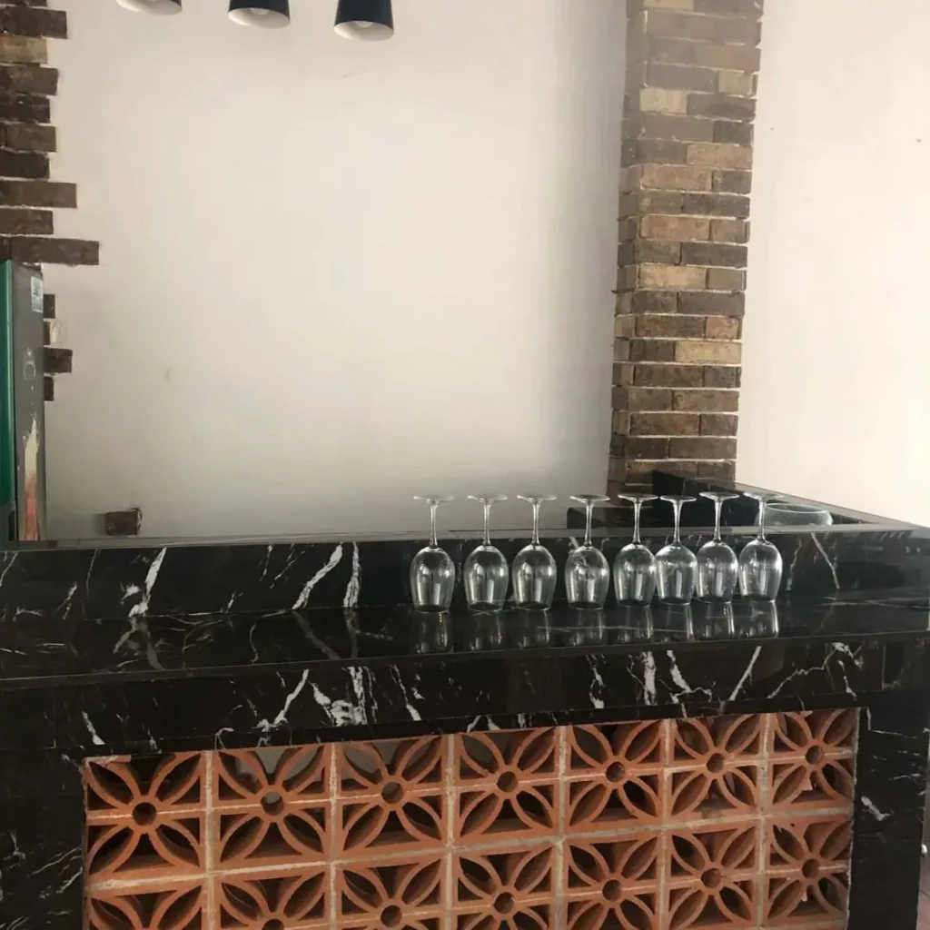 Barra de servicio y preparación en el segundo piso del restaurante TBoncito, Tlalpan CDMX.