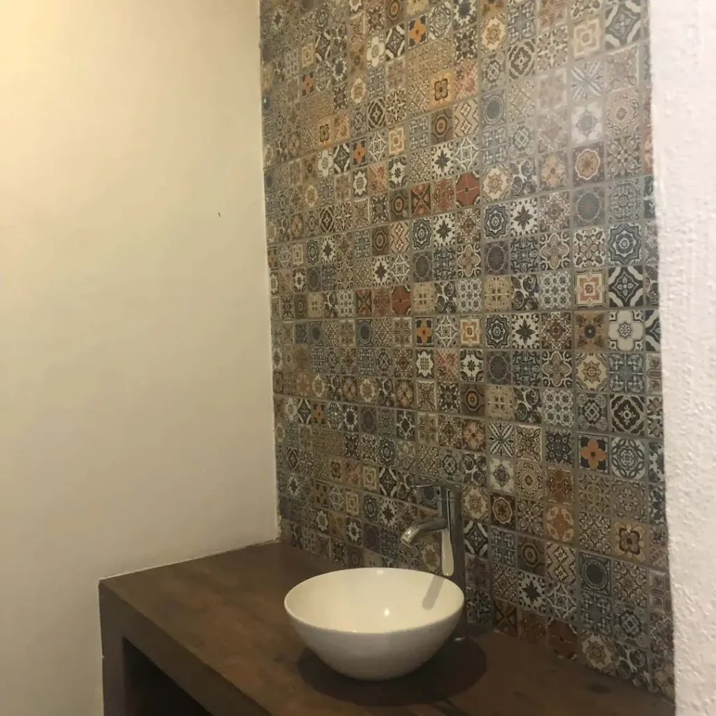 Área de lavabos moderna y limpia en el segundo piso del restaurante TBoncito, Tlalpan CDMX.
