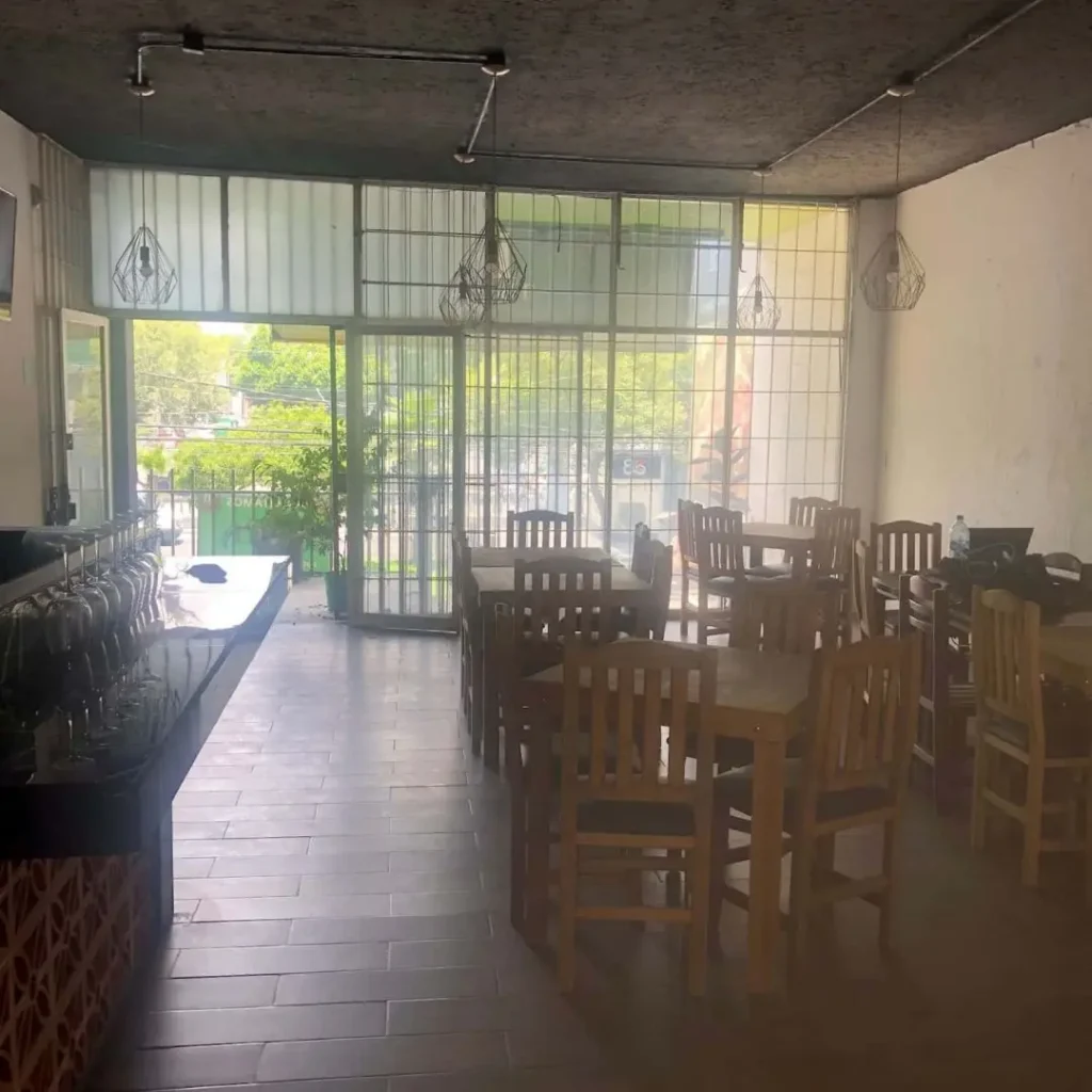 Vista interior desde el fondo del segundo piso del restaurante TBoncito, destacando el ambiente familiar y la decoración parrillera en Tlalpan.