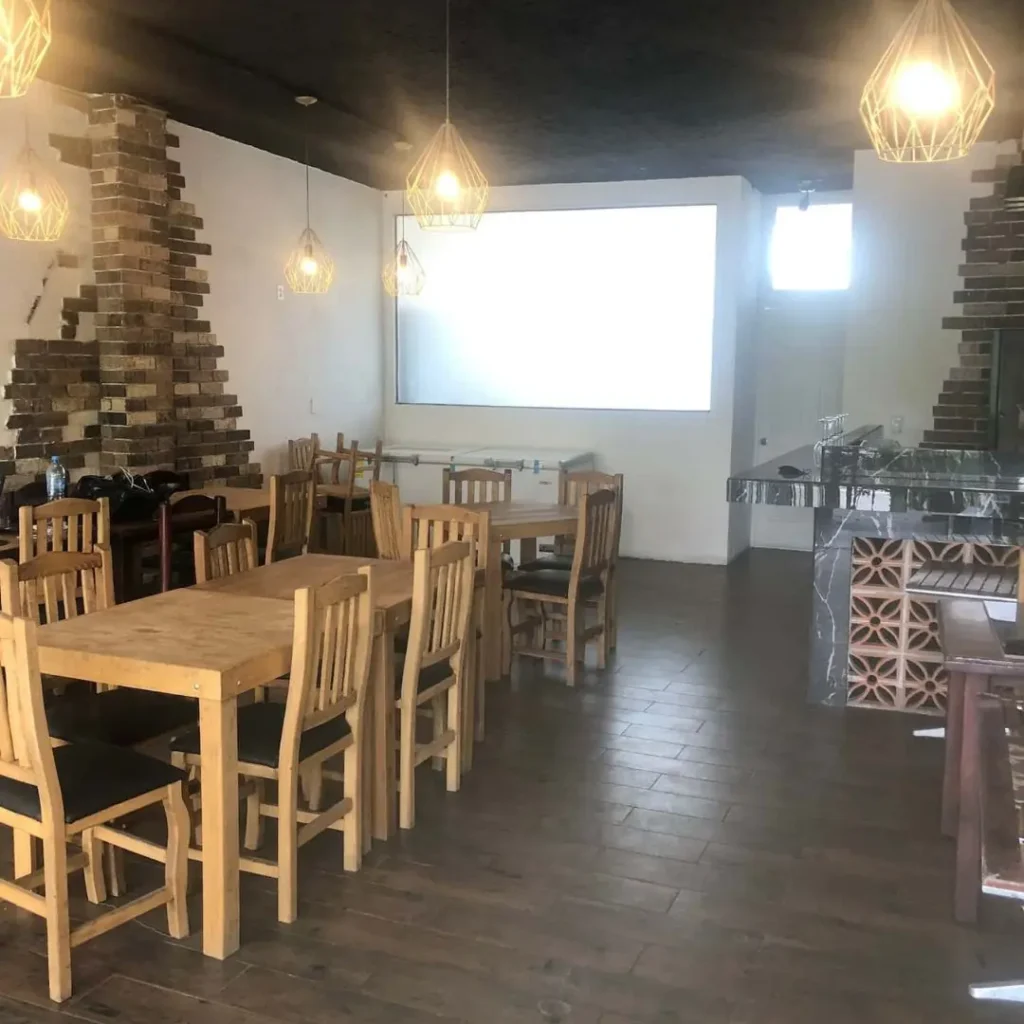 Vista frontal del segundo piso del restaurante TBoncito en Tlalpan, con mesas preparadas para disfrutar carne asada de Monterrey.